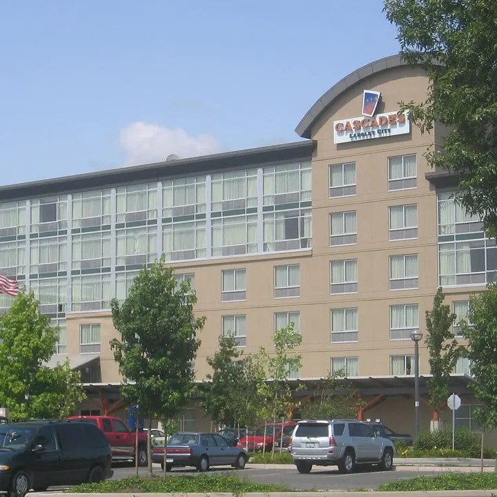 L'immeuble de l'hôtel et du casino Cascades à Langley City, vu du stationnement