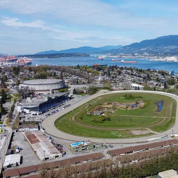 Le Hastings Racecourse et sa tribune vus des airs, avec Burrard Inlet et les montagnes du North Shore en arrière-plan