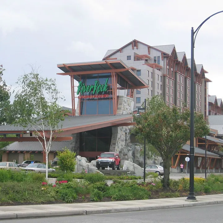 Le River Rock Casino Resort vu de River Road, avec son entrée de style pavillon et la tour de l'hôtel derrière