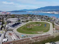 L'hippodrome Hastings Racecourse et sa tribune vus des airs