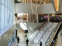 Escalier de marbre dans l'atrium du Parq Vancouver