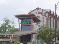 Entrée et tour de l'hôtel du River Rock Casino Resort